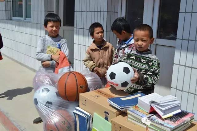 情寄留守爱暖童心白鹿温泉公益活动走进平山县古都小学